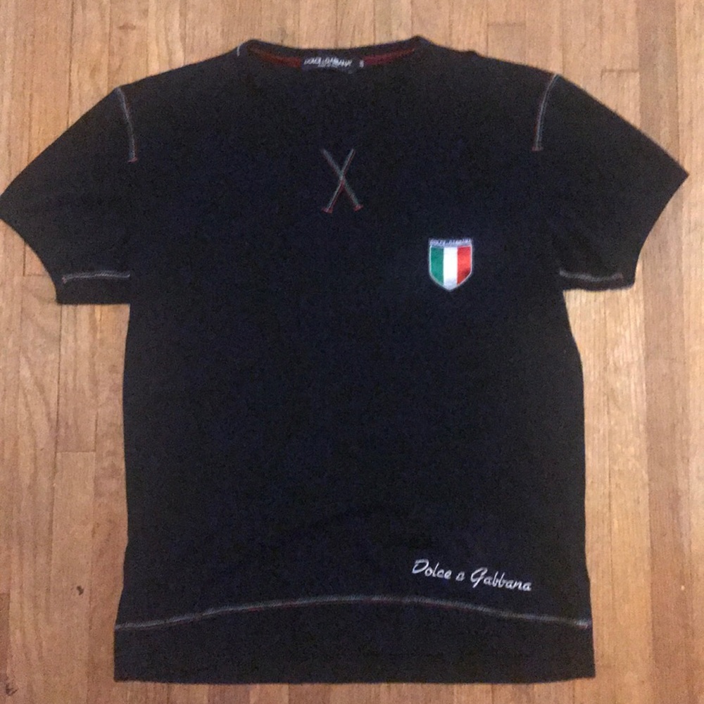 Black crew neck designer t shirt.